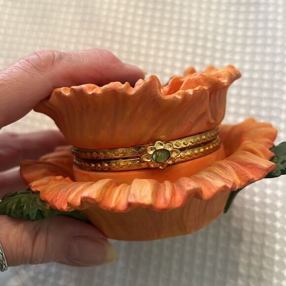 Vintage resin Poppy hinged trinket box with gold trim EVC - Picture 6 of 9